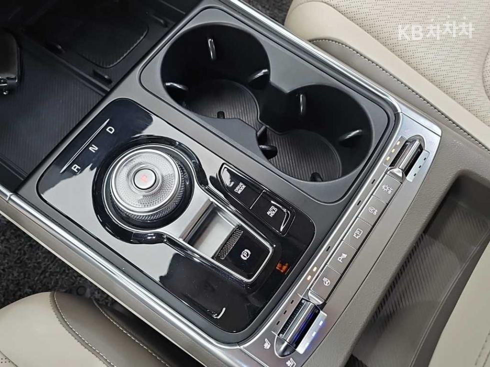 2024 Kia 4 photo