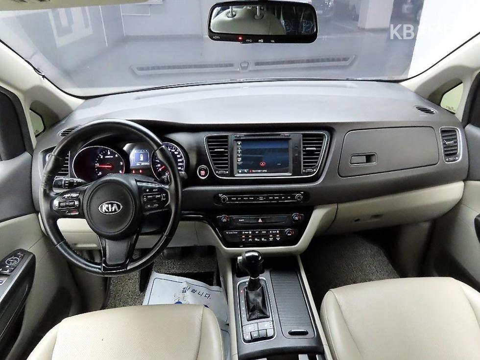 Kia Carnival — miniaturë 8