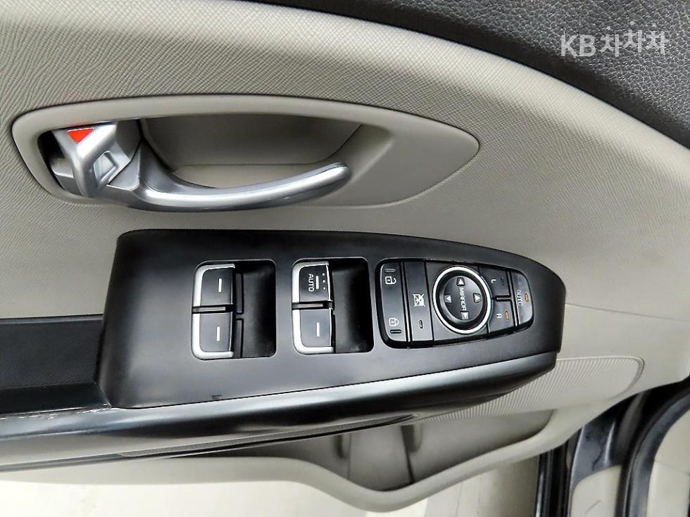 Kia Carnival — miniaturë 11