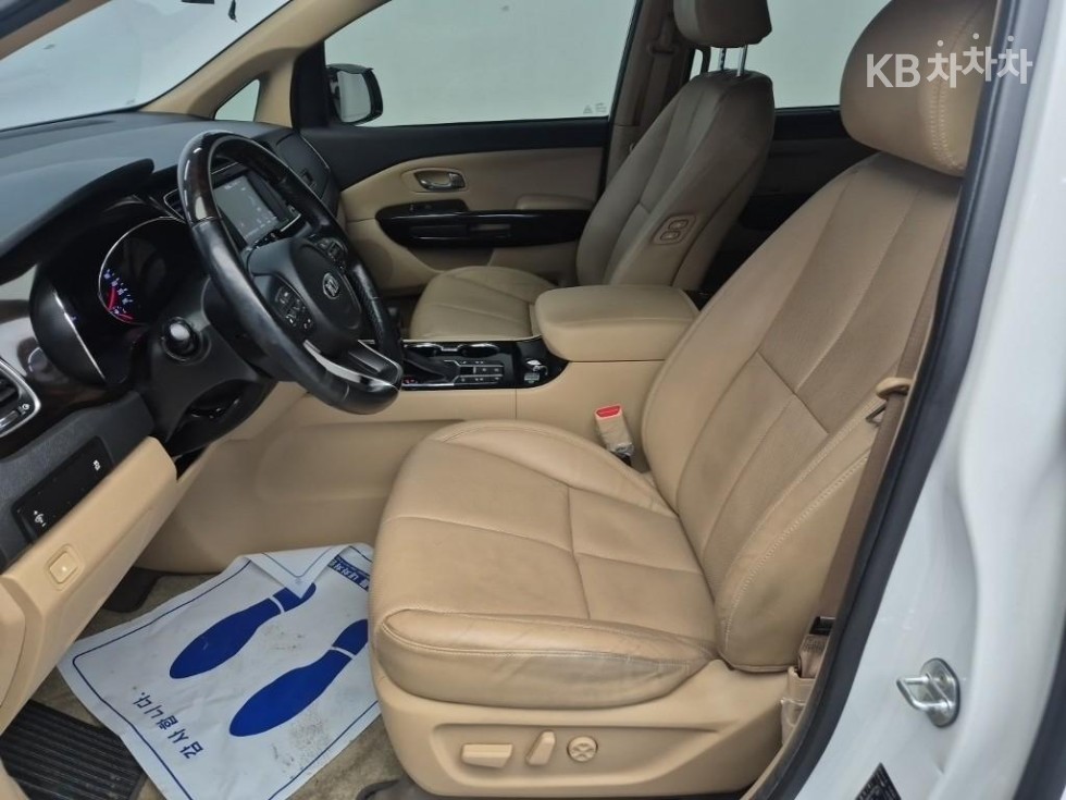 Kia Carnival — miniaturë 11