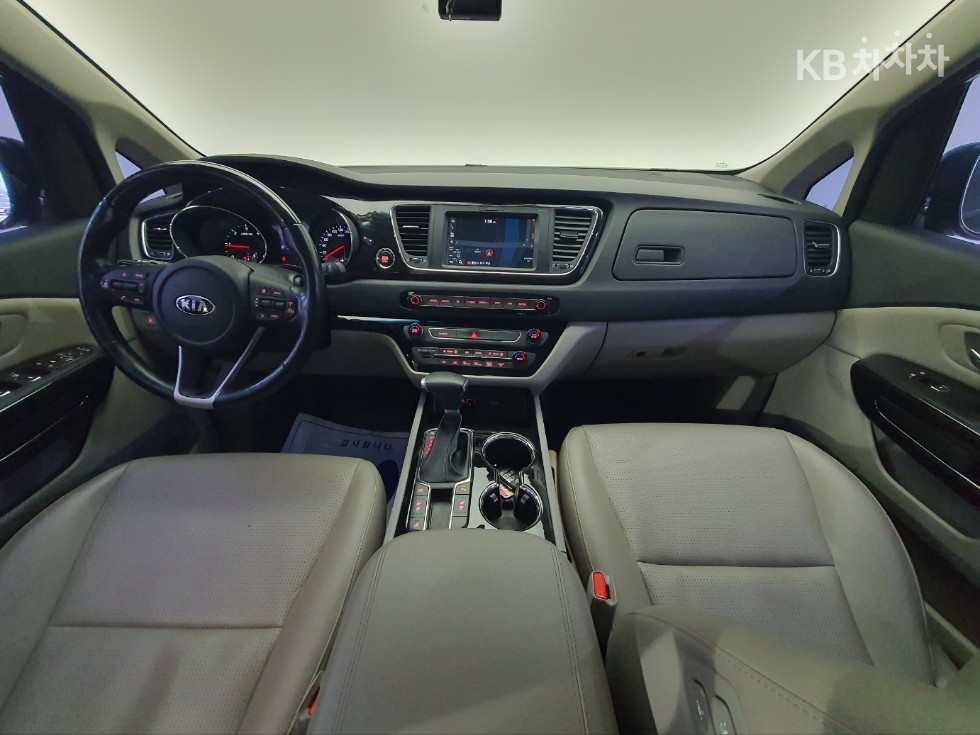 Kia Carnival — miniaturë 8
