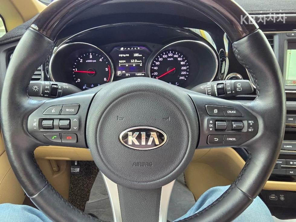 Kia Carnival — miniaturë 7