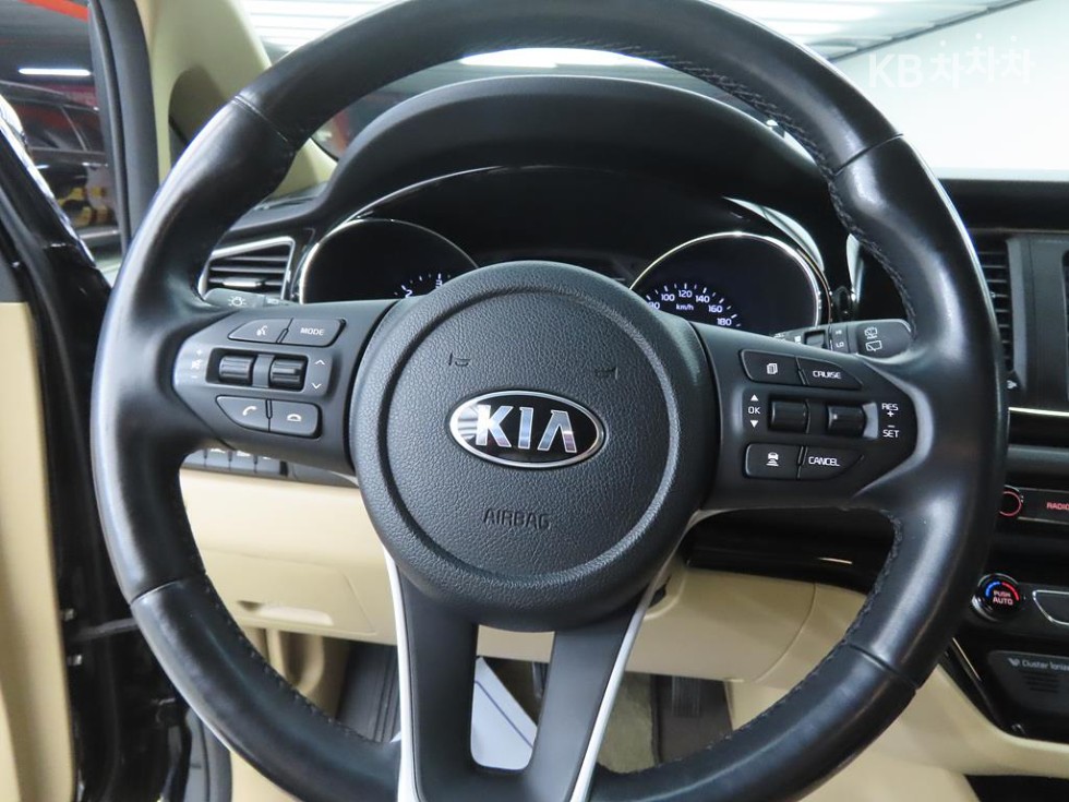 Kia Carnival — miniaturë 8