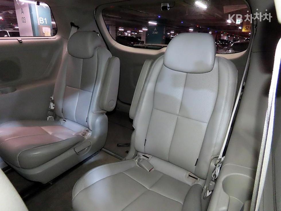 Kia Carnival — miniaturë 8