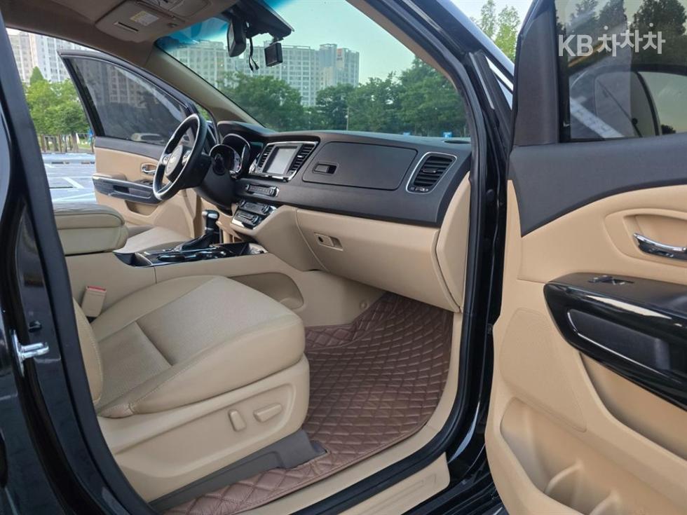 Kia Carnival — miniaturë 17