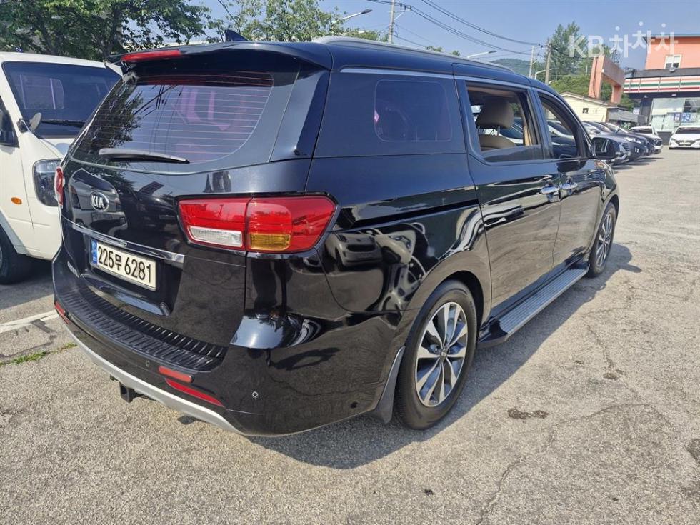 Kia Carnival — miniaturë 2