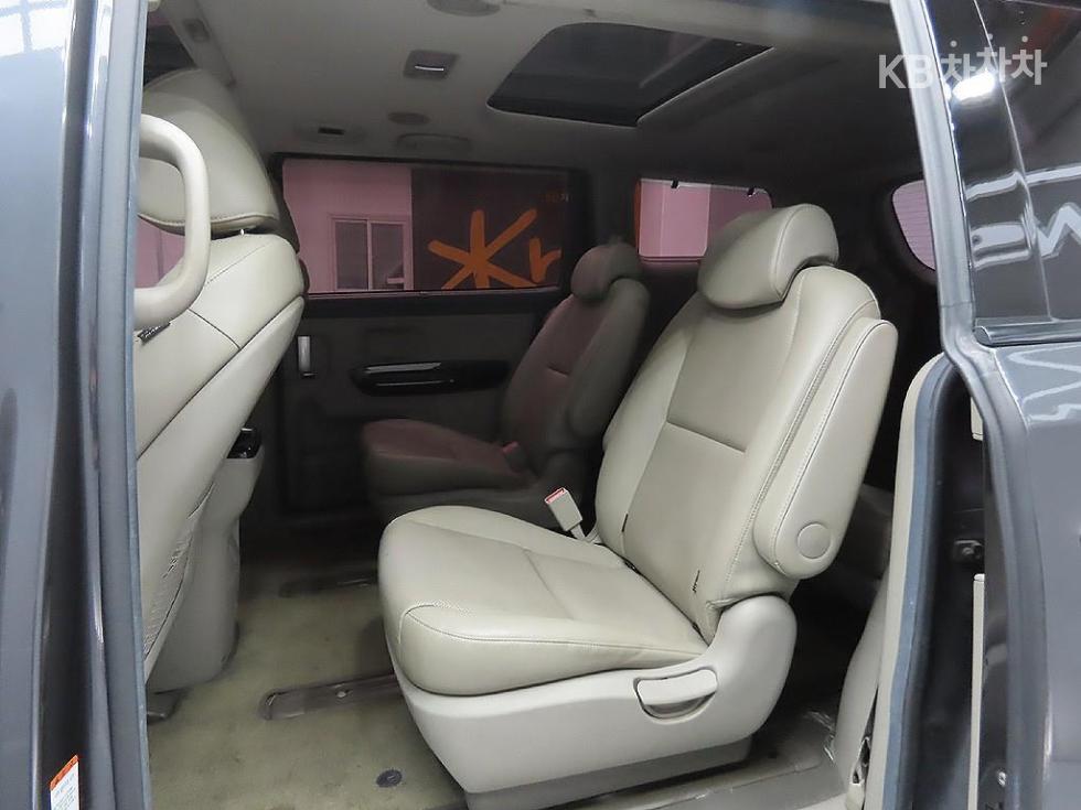 Kia Carnival — miniaturë 9
