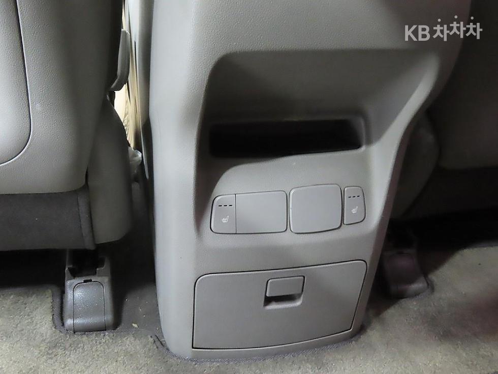 Kia Carnival — miniaturë 10