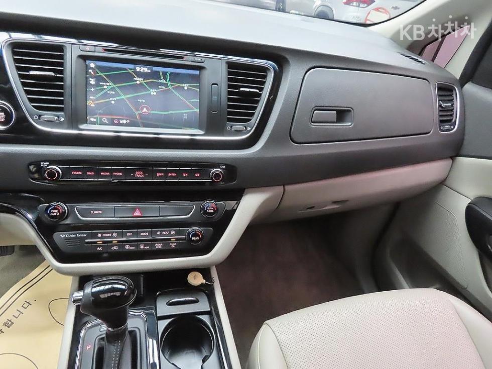 Kia Carnival — miniaturë 15