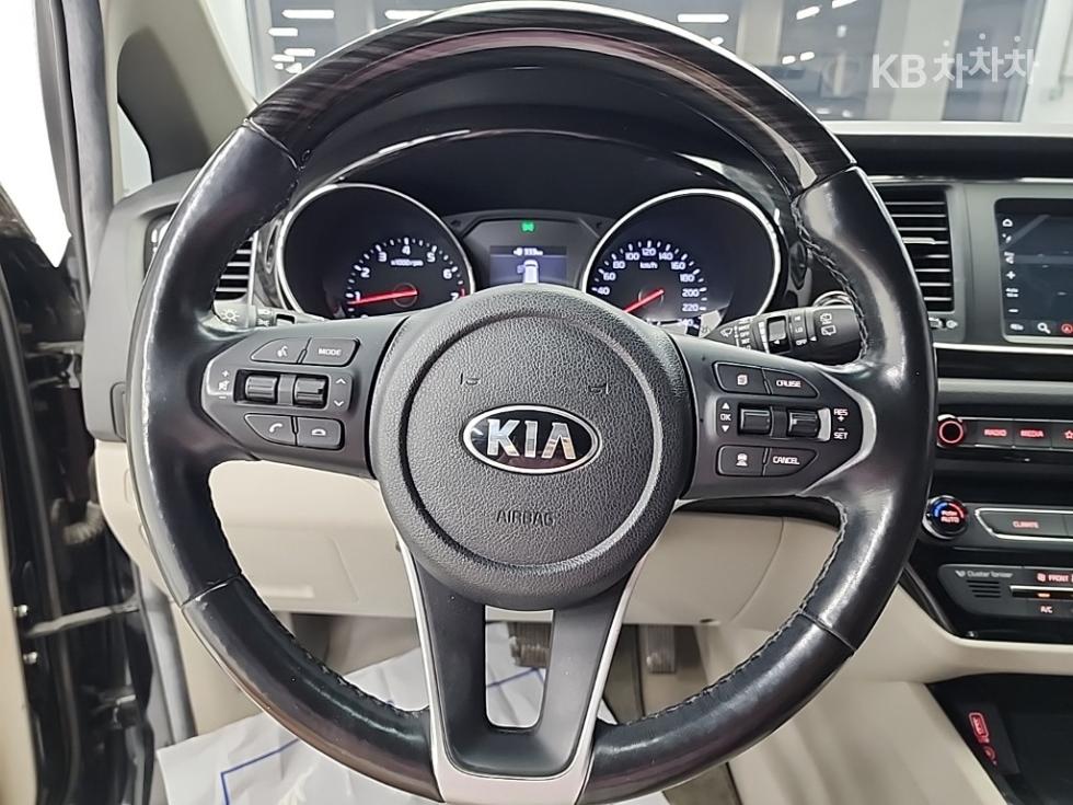 Kia Carnival — miniaturë 9