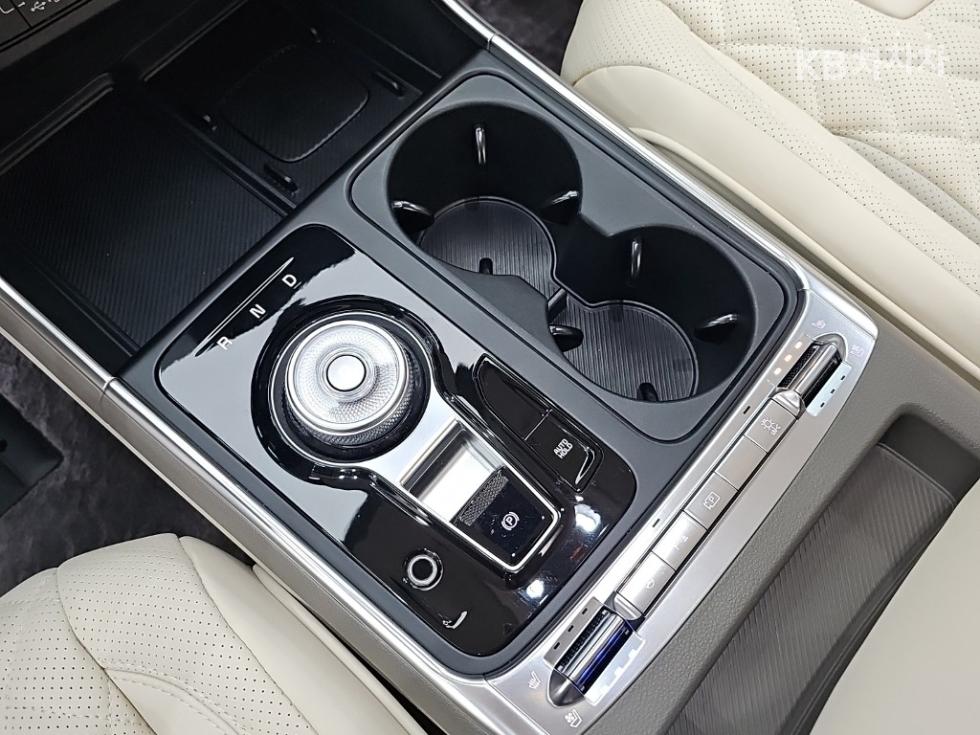 2025 Kia 4 photo
