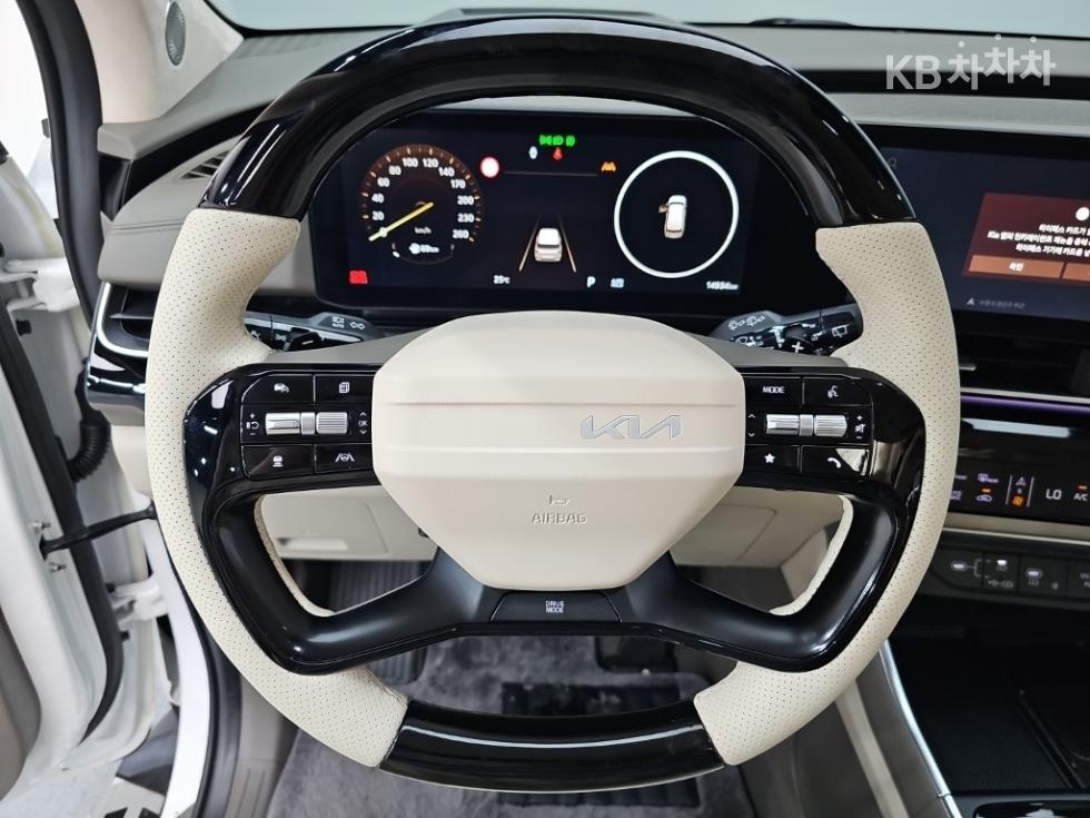 2025 Kia 4 photo