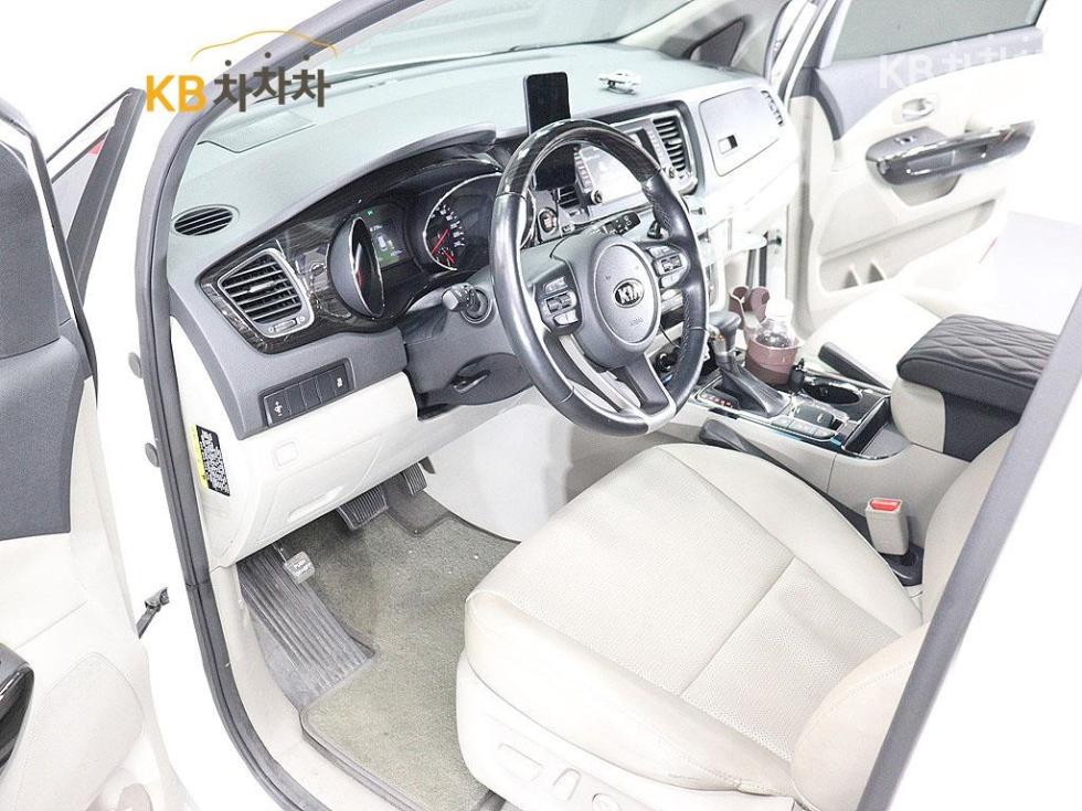 Kia Carnival — miniaturë 17