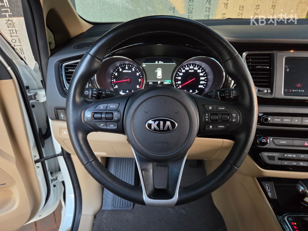 Kia Carnival — miniaturë 10