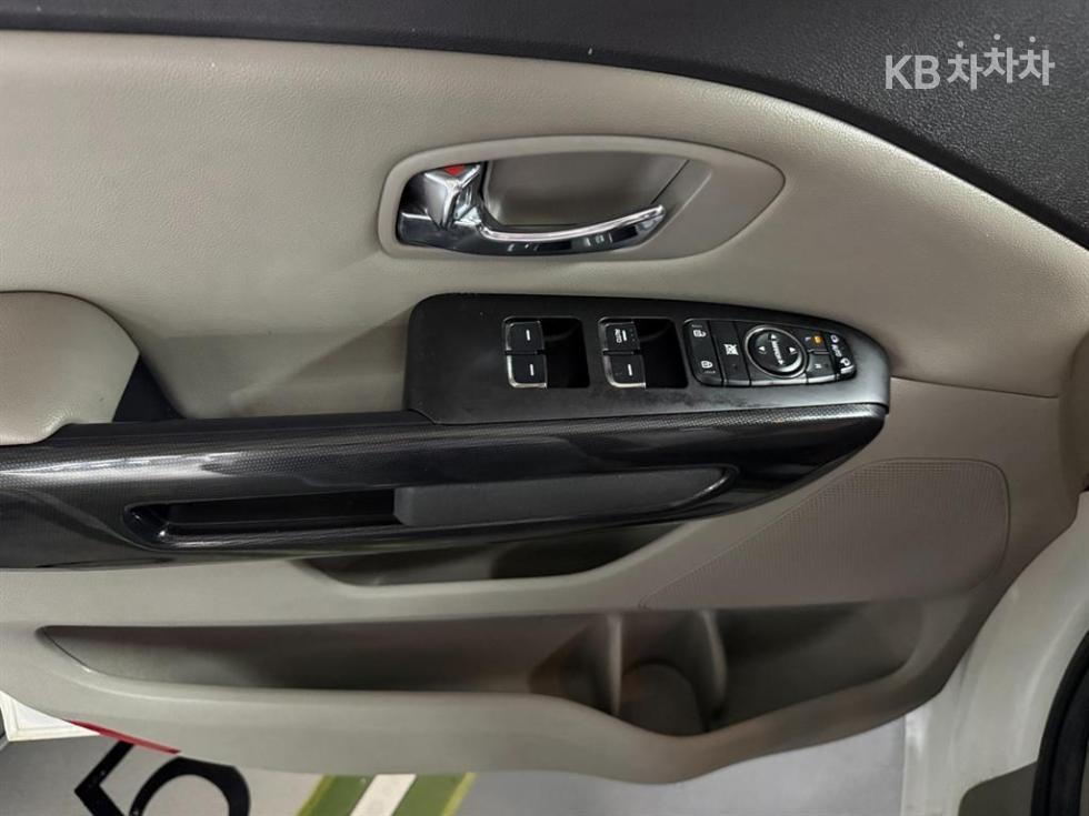 Kia Carnival — miniaturë 7