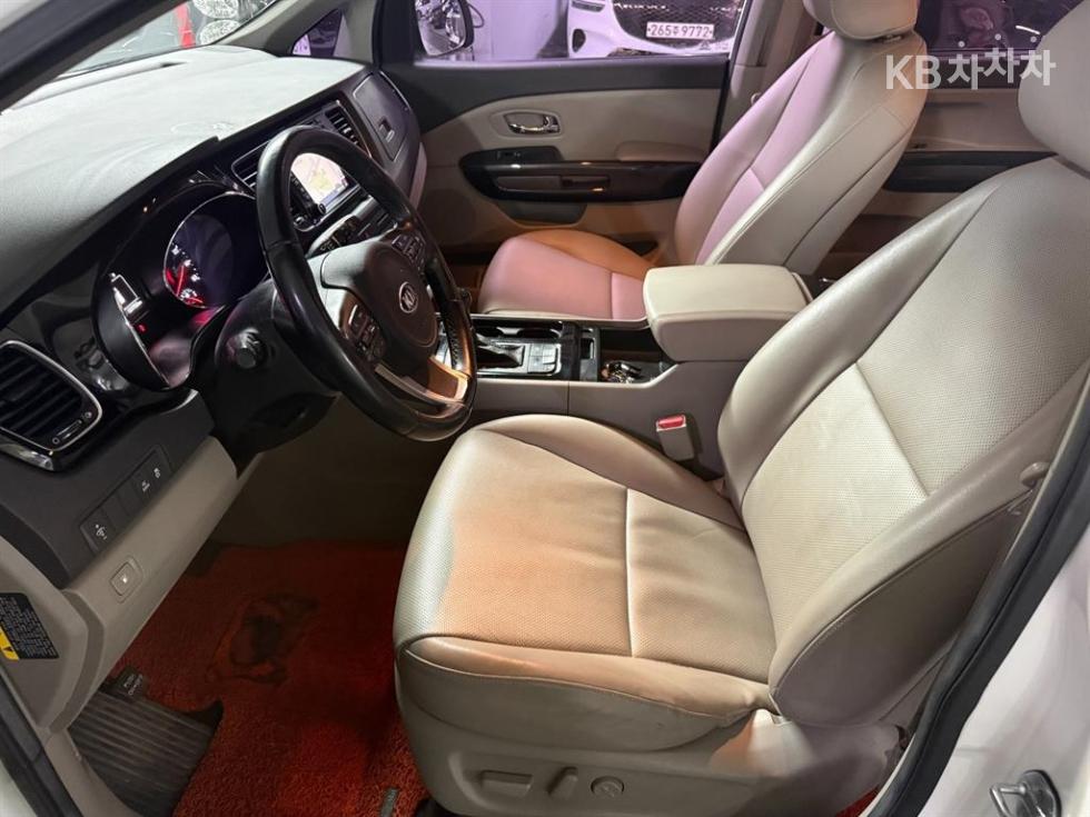 Kia Carnival — miniaturë 9