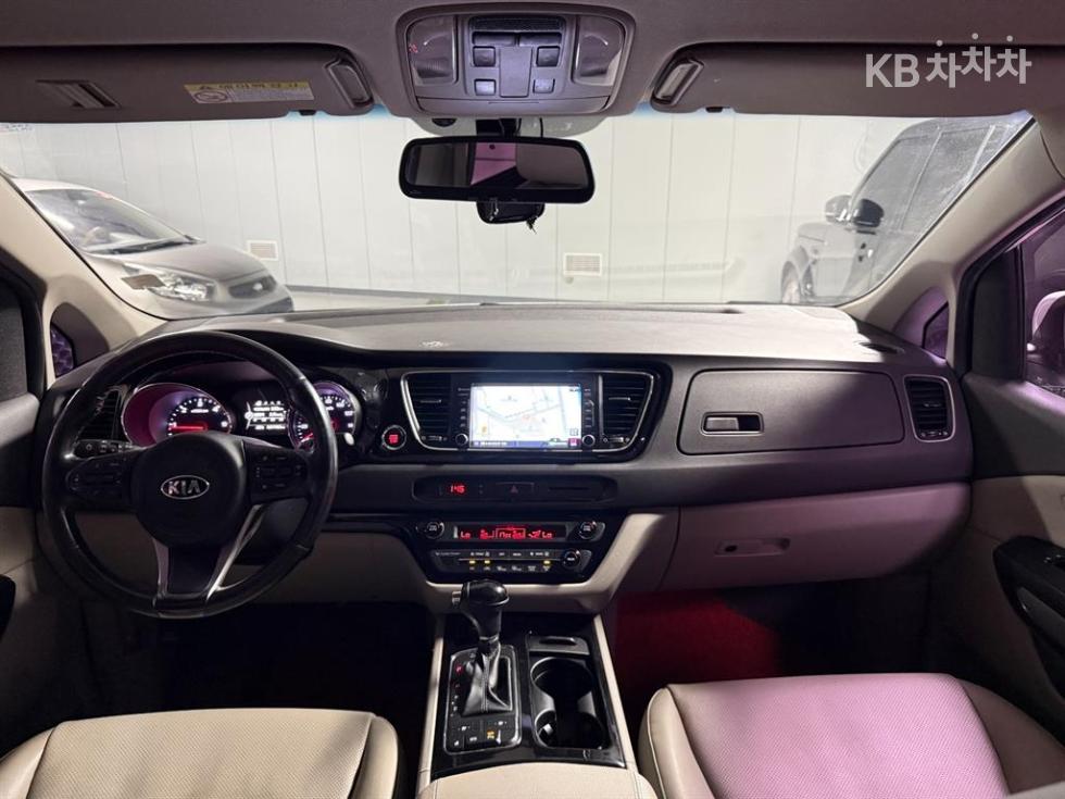 Kia Carnival — miniaturë 16