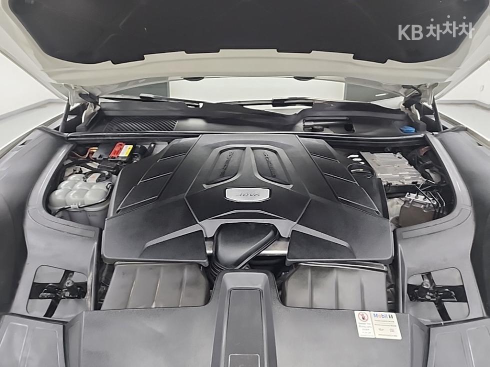 2019 Porsche (9Y0) photo