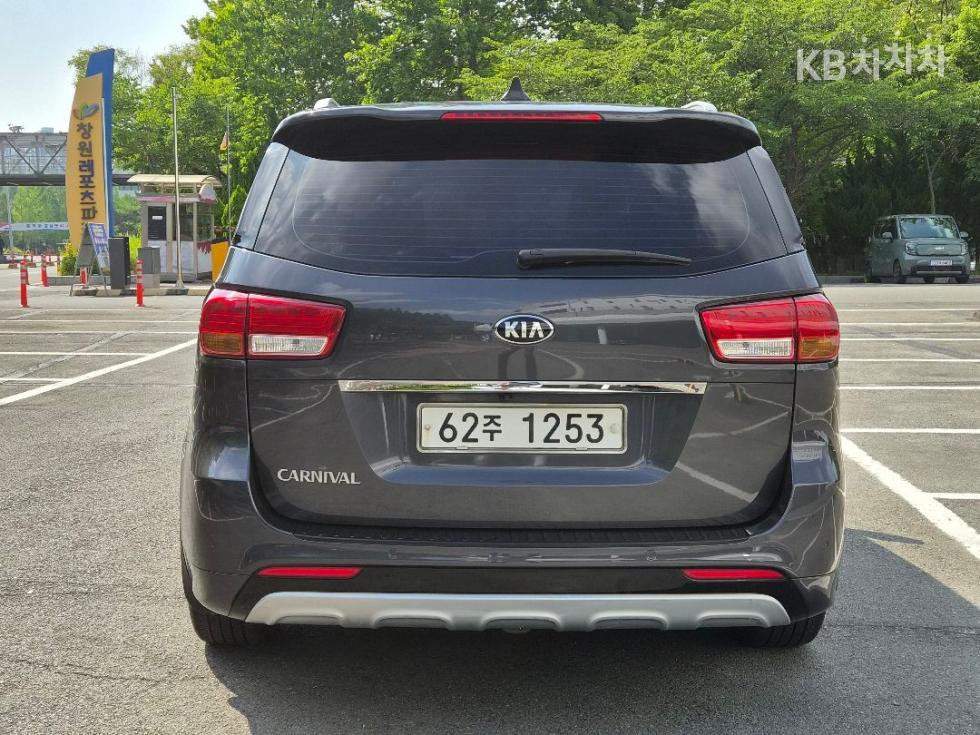 Kia Carnival — miniaturë 4