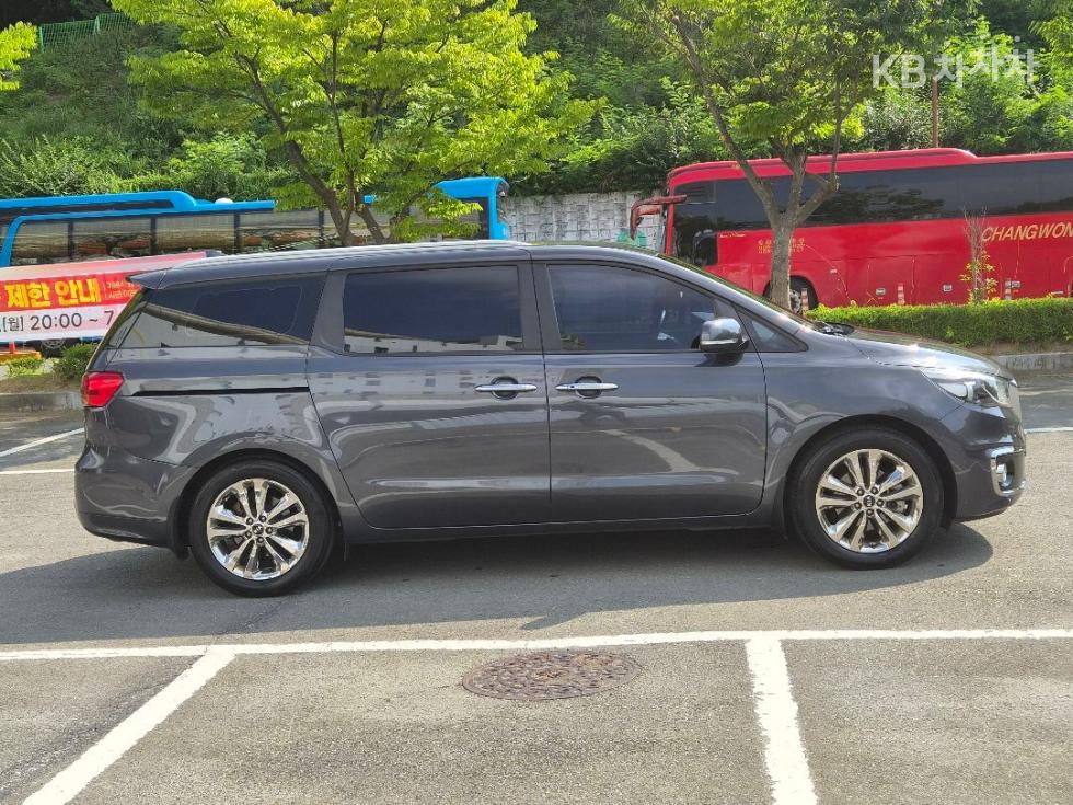 Kia Carnival — miniaturë 6