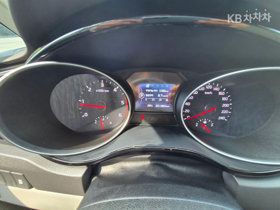Kia Carnival — miniaturë 15
