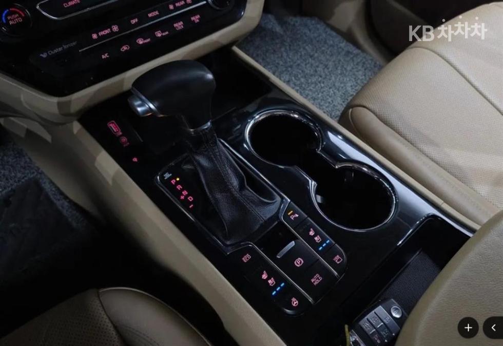 Kia Carnival — miniaturë 8
