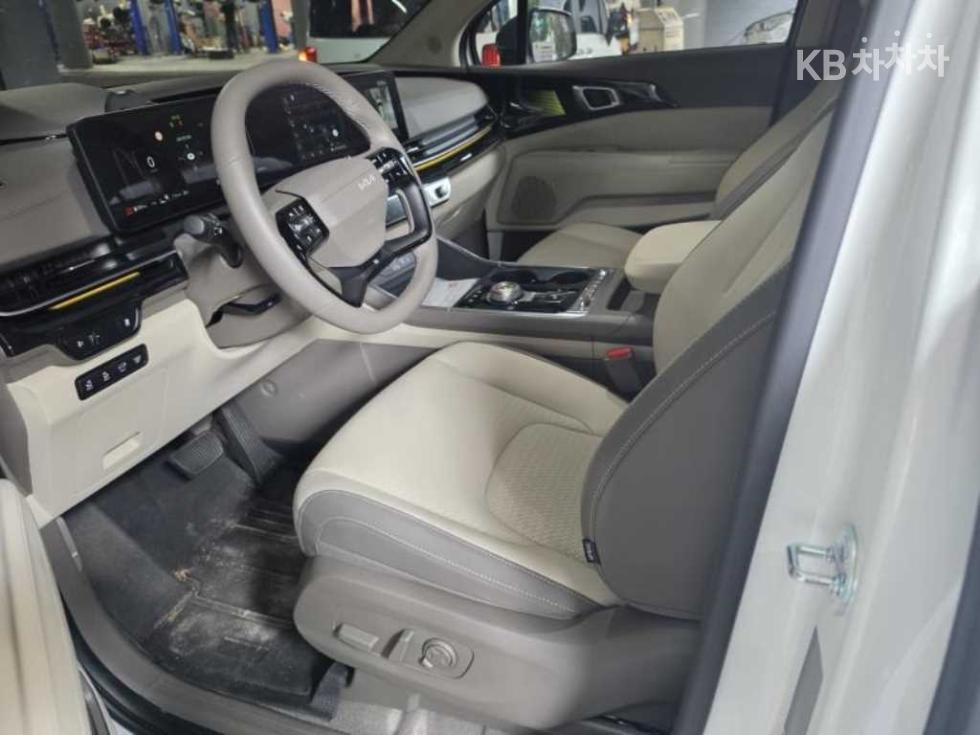 Kia Carnival — miniaturë 4