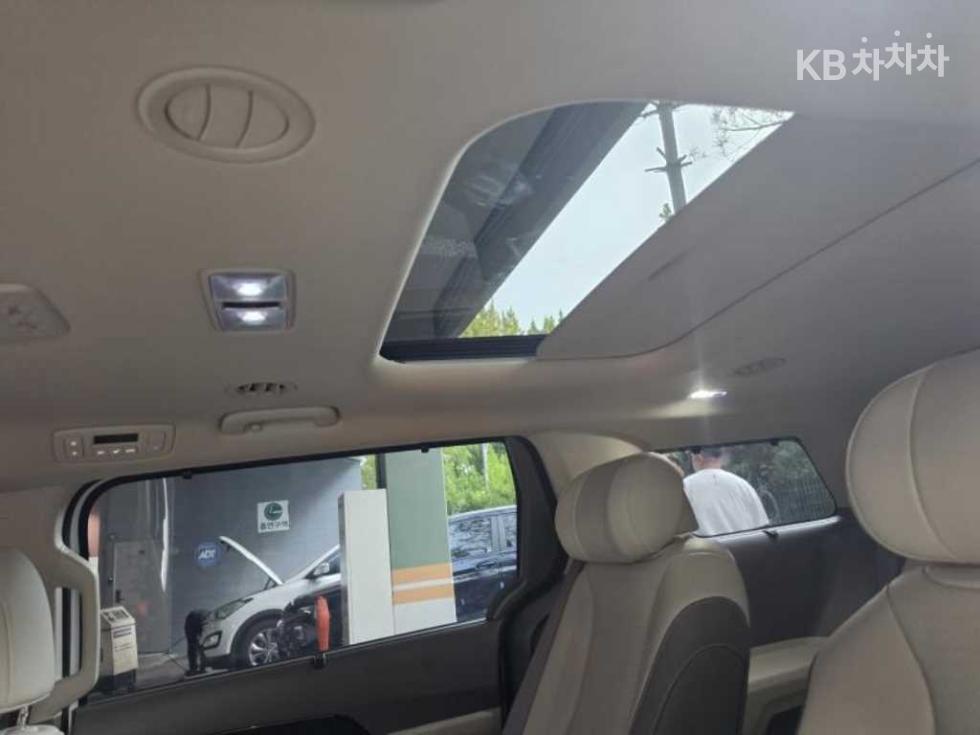 Kia Carnival — miniaturë 7