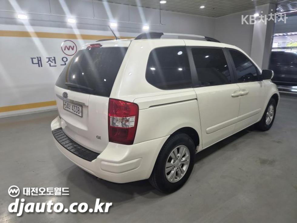Kia Carnival — miniaturë 4
