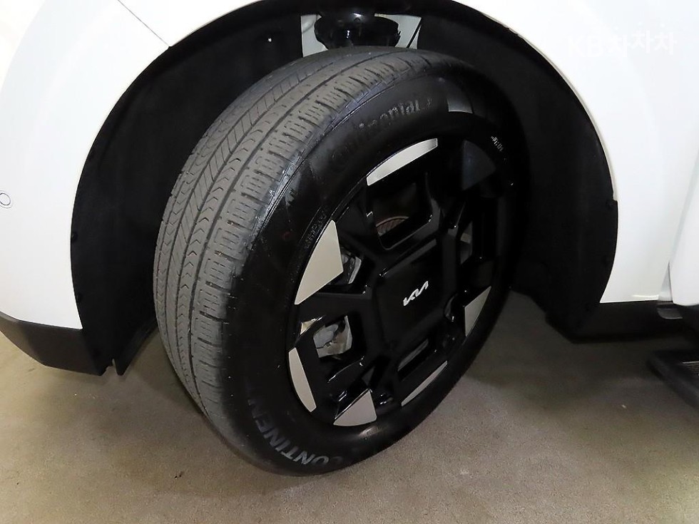 2024 Kia 4 photo