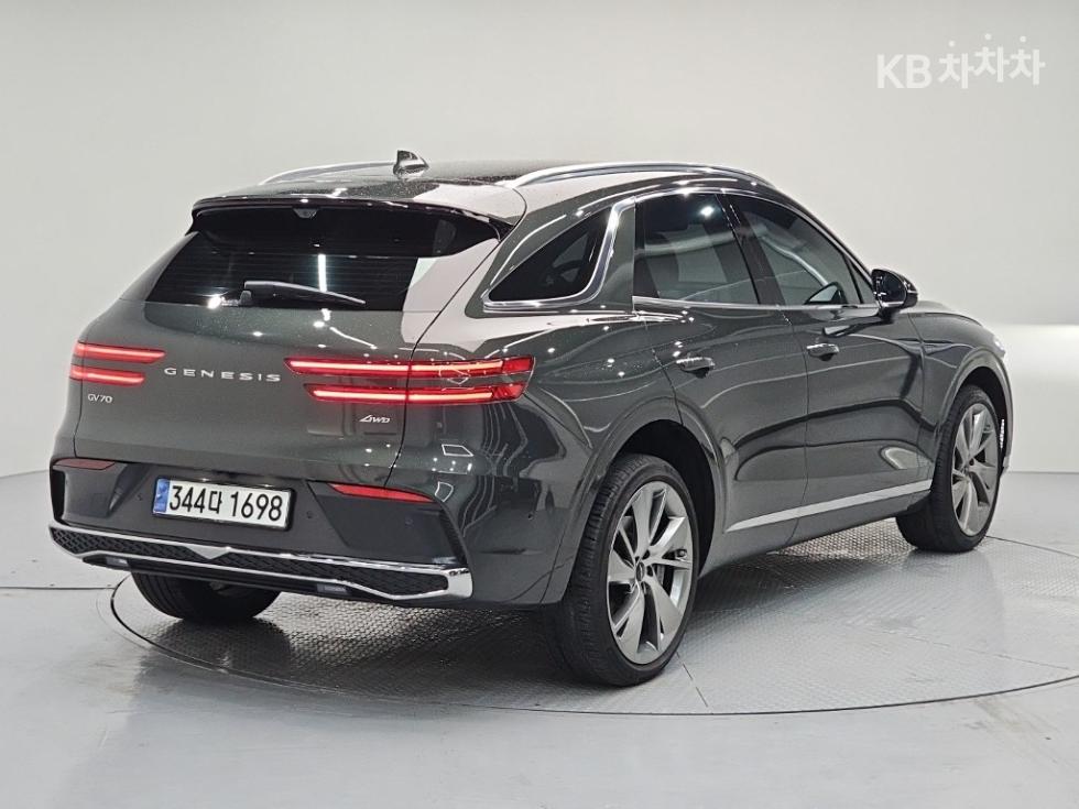 2024 Genesis GV70 photo
