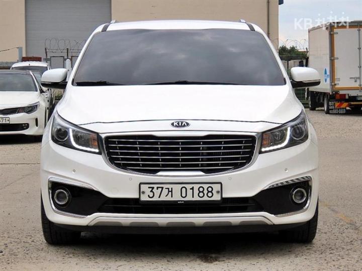 Kia Carnival 9-seater Noblesse — foto 1