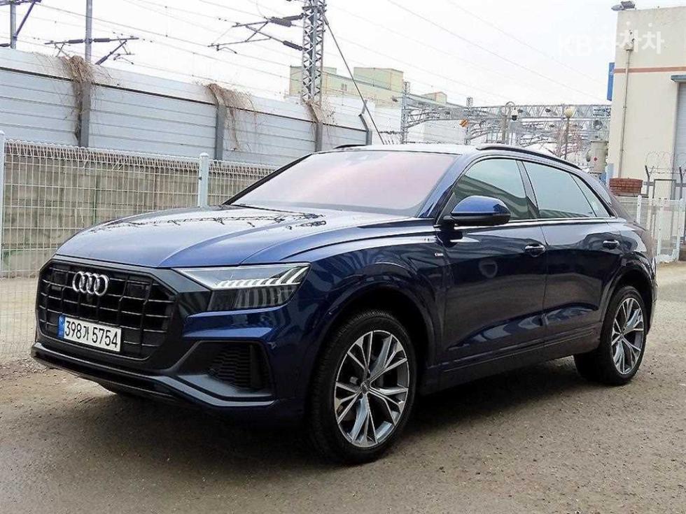 2021 Audi Q8 photo