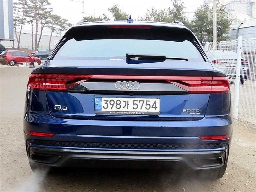 2021 Audi Q8 photo