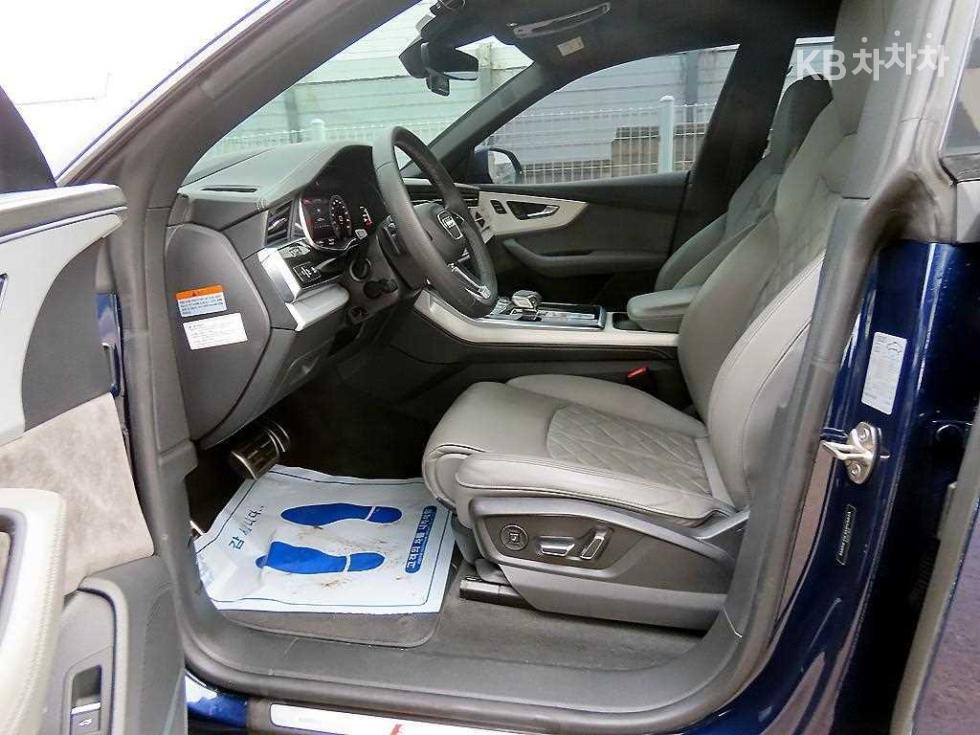 2021 Audi Q8 photo