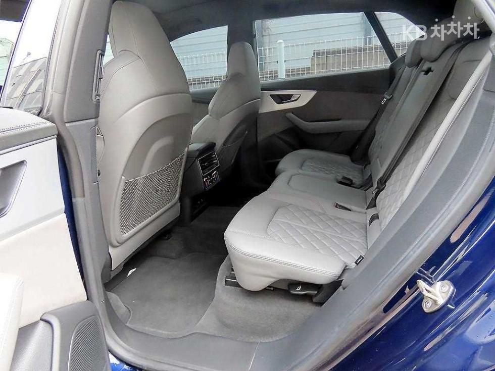 2021 Audi Q8 photo