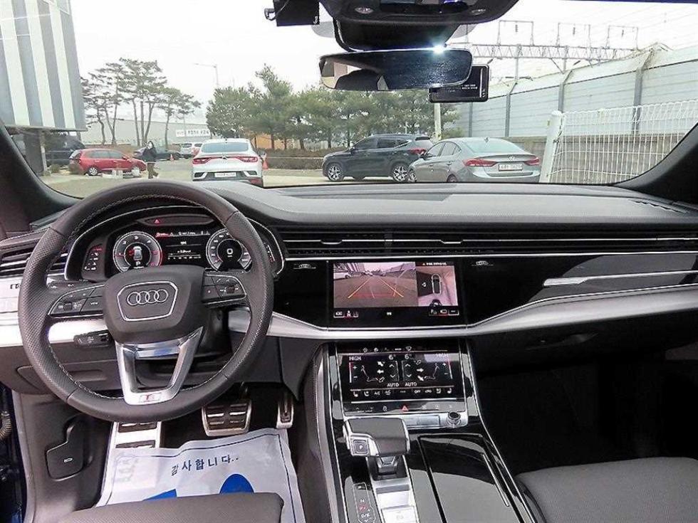 2021 Audi Q8 photo