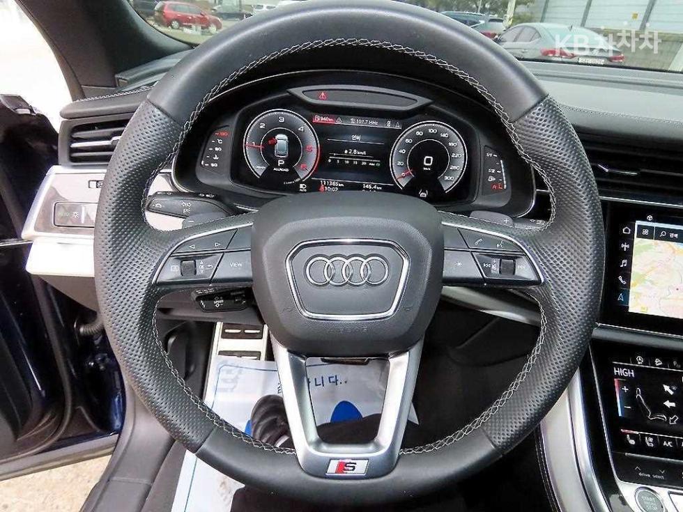 2021 Audi Q8 photo
