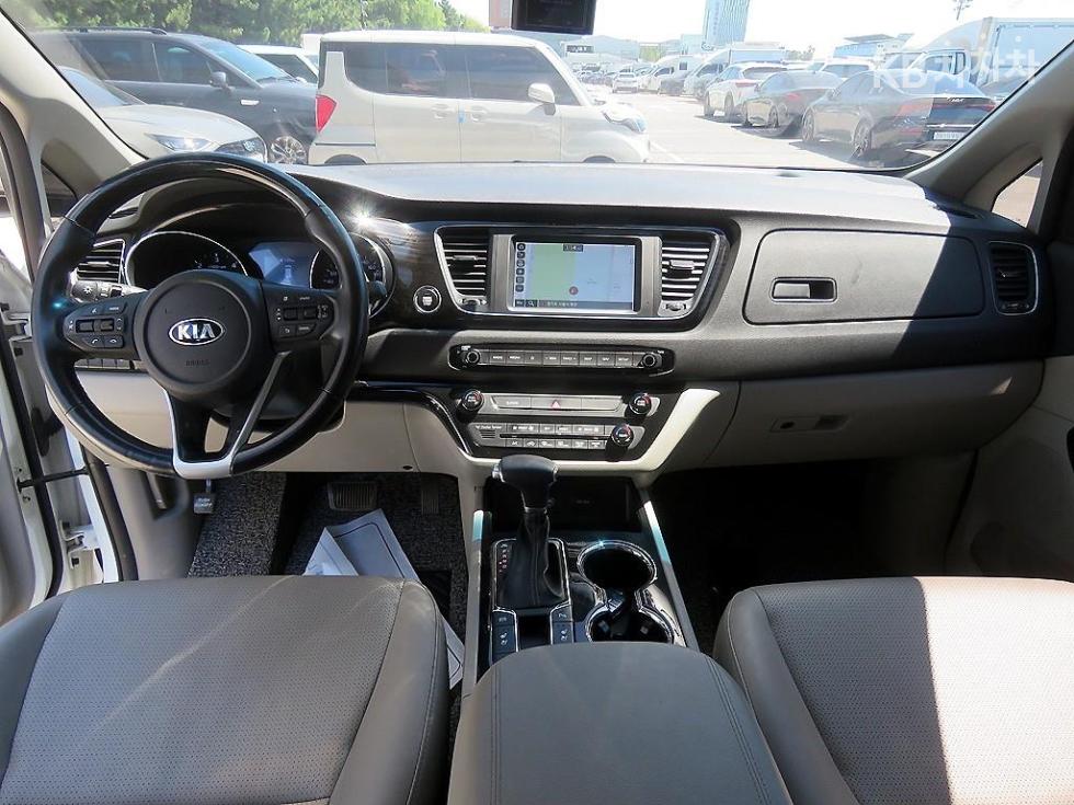 Kia Carnival — miniaturë 8