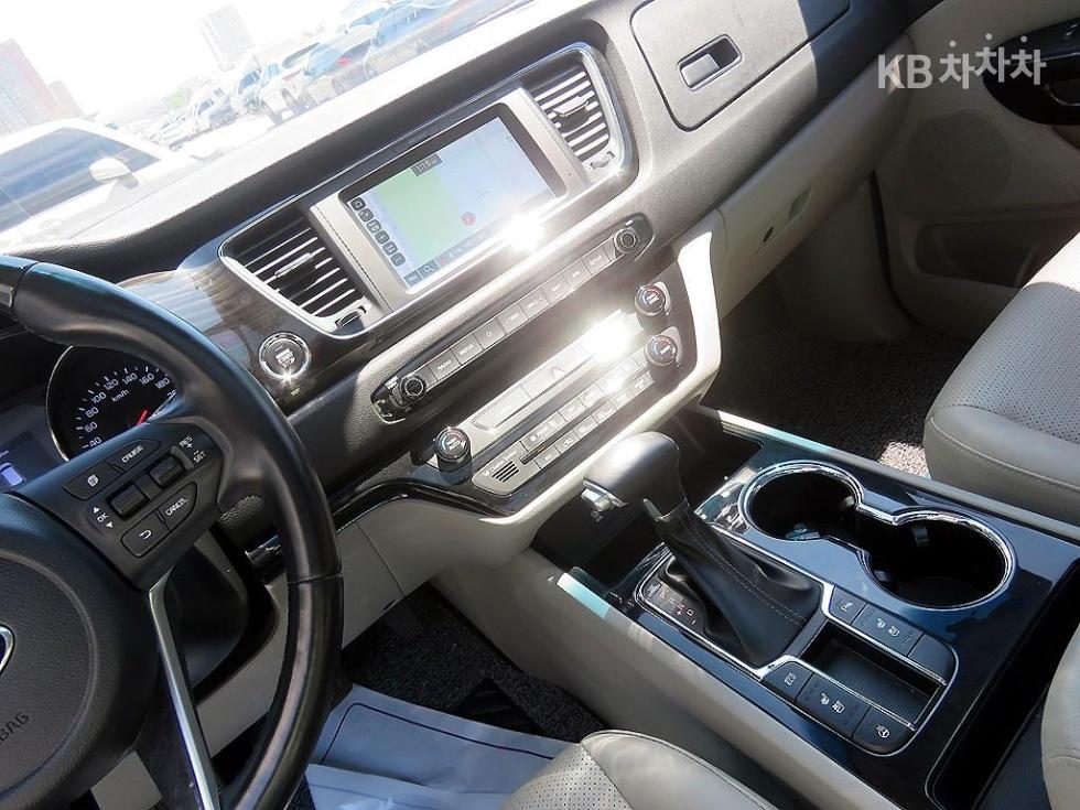 Kia Carnival — miniaturë 11