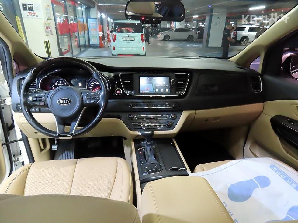 Kia Carnival — miniaturë 10