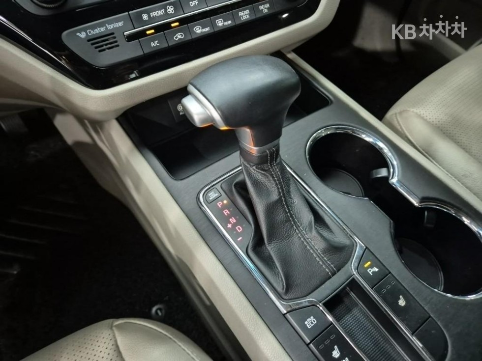 Kia Carnival — miniaturë 8