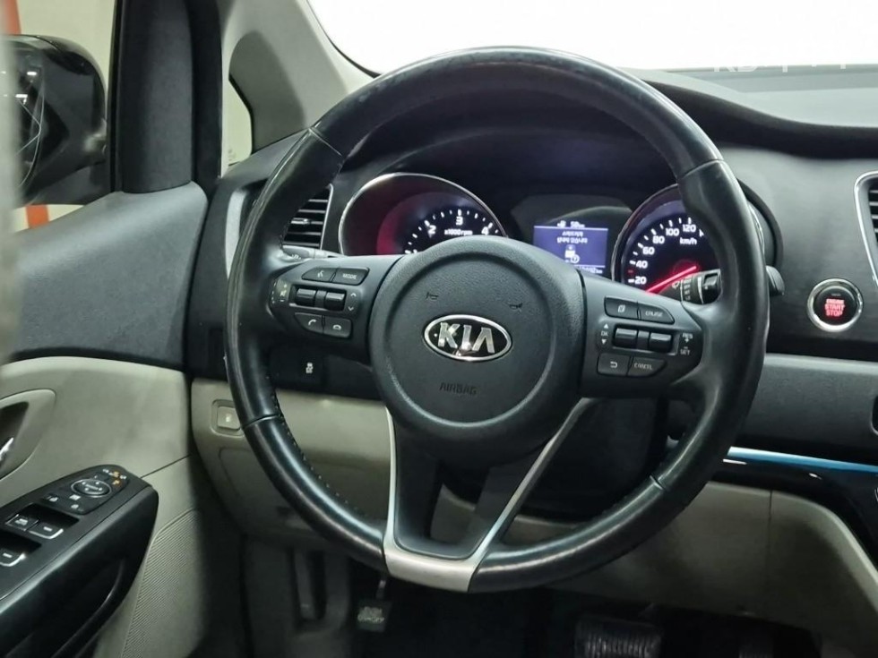 Kia Carnival — miniaturë 9