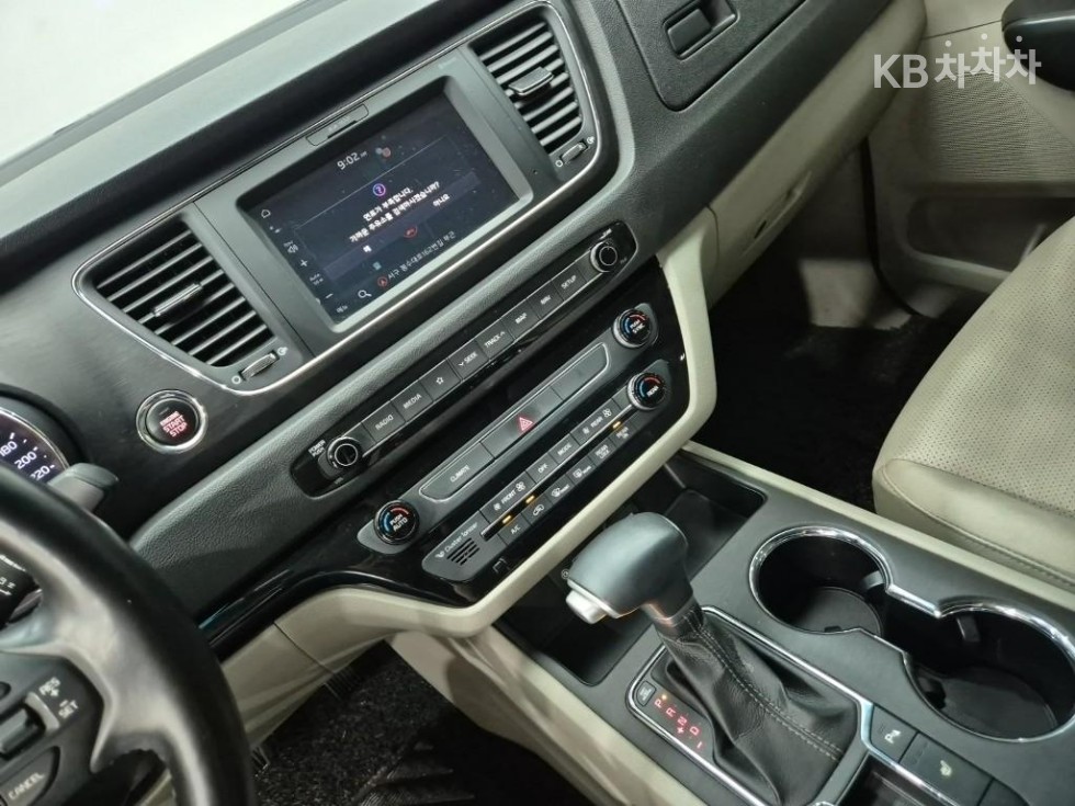 Kia Carnival — miniaturë 10