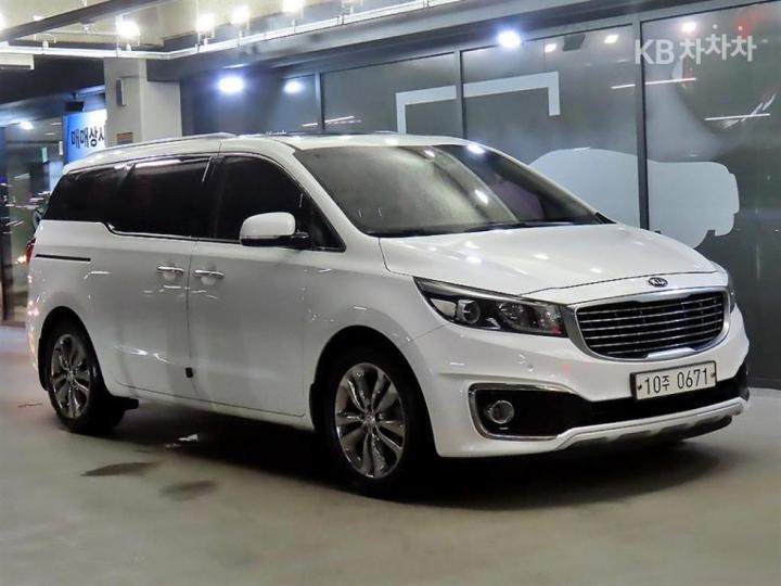 Kia Carnival 7  seats 2.2  diesel  limousine vip — foto 1