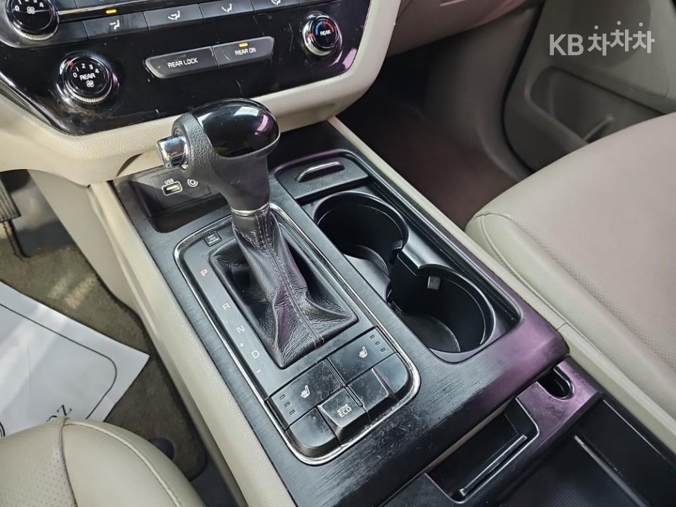 Kia Carnival — miniaturë 8