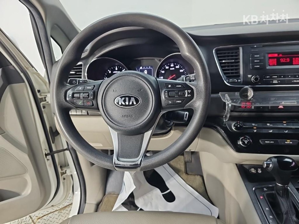 Kia Carnival — miniaturë 9