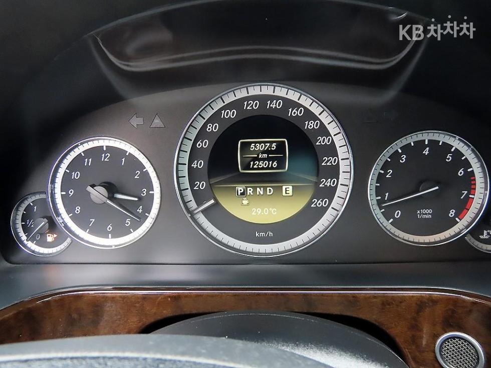 Mercedes-Benz E-klasse — miniaturë 9